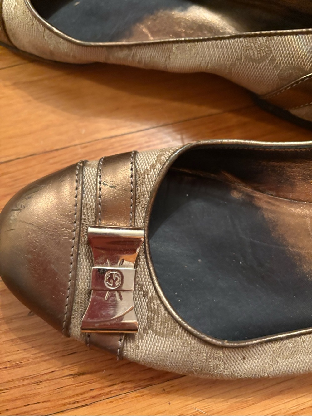 Gucci Metallic Bronze Ballet Flats with Bow Accent - Picture 2 of 3